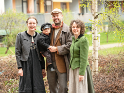 Ģimeņu folkloras studijā Garataka darbojas visa ģimene — Austra Ziļicka ar vīru Intaru, Irbe, Jānis un reizēm arī brālis Druvis, kurš nav bildē. Vecāki ir prasmīgi dancotāji, Irbe spēlē vijoli, un Austra nesen sākusi apgūt ermoņikas spēli. Foto Iveta Gabaliņa