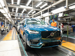 Šāgada 26. martā no Volvo rūpnīcas konveijera rūpnīcā Zviedrijā noripoja pēdējais šīs kompānijas auto, kas tiek darbināts ar dīzeļdegvielu. Tas nonāks paša Volvo muzejā. Bet līdz 2030. gadam šis autoražotājs apņēmies pārtraukt ražot arī ar benzīnu darbināmus spēkratus.
Foto — Volvo