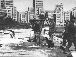 Valsts rūpniecības nama būvniecība Harkivā 1925.–1928. gadā. 
Foto — Constructivism-kharkiv.com