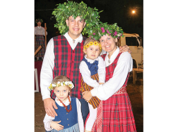 Felipes un viņa sievas Renātes meitas Laura, Anna un pastarīte Elza, kura palikusi aizkadrā, Brazīlijā katru gadu gaida Jāņu svinēšanu. Ģimene cenšas ieviest arī citas latviešu tradīcijas, piemēram, olu krāsošanu un kaujas Lieldienās.
Foto no personīgā arhīva