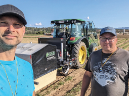 WeedBot līdzīpašnieks un vadītājs Jānis Jaško (pa kreisi) un līdzdibinātājs, mehatronikas speciālists Aldis Pecka.
Foto no uzņēmuma arhīva