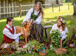 Paula (no kreisās), suns Pepija, Daniela un Alise.
Foto — Reinis Hofmanis