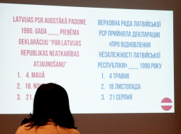 Biedrības "Gribu palīdzēt bēgļiem" rīkotā "Dzīvā (prasmju) bibliotēka" kurā bija iespēja iepazīties ar Latvijas un Ukrainas vēsturi. Foto - Evija Trifanova, LETA