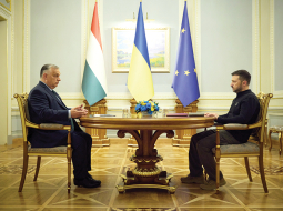 Ungārijas premjerministrs Viktors Orbāns otrdien ieradās Kijivā, kur pēdējoreiz viņš viesojās 2012. gadā. Orbāns tikās ar prezidentu Zelenski un apsolīja Ungārijā atvērt skolu ukraiņu bērniem. Ungārija no 1. jūlija uz sešiem mēnešiem pārņēma ES Padomes prezidentūru.
Foto — Scanpix