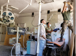 Ar koka plātnēm tiek aiznagloti logi vienā no bērnu slimnīcas Ohmatdyt operāciju zālēm Kijivā. Šī valstī lielākā pediatriskā medicīniskā iestāde smagi cieta Krievijas armijas raķetes triecienā 8. jūlijā.
Foto — Scanpix