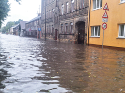 Applūdusī Mātera iela Jelgavā.
Foto — Gunārs Timermanis