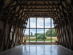 Svinību ēka ar jaunajām nesošajām «ribām», augstajiem griestiem un panorāmas logu.
Foto — Ieva Salmane