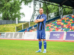 Pēc auguma parametriem šķiet, ka Raimonds Sāmietis varētu būt basketbolists — viņš ir 1,94 metrus garš. «Bet basketbols mani neuzrunā.» Taču arī futbolā tas nav slikti. Lieti noder būdīgā miesasbūve — pretiniekam nav viegli nogāzt šādu spēlētāju.
Publicitātes foto