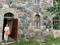 Saimniece Diāna smēdes ieejas durvju ailē.
Foto — Evelīna Stiene