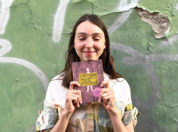 Aleksandra Runde: «Man patīk savos darbos izmantot jokus un krāsas. Šī grāmata skar arī tēmas par pašpārliecinātību, sava ķermeņa iemīlēšanu, kaunu un par to, kas ir brīvība.»
Foto no personīgā arhīva