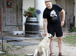 Jānis ar Loti.
Foto — Ieva Salmane