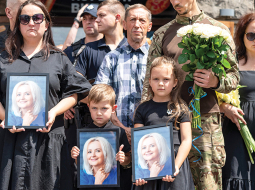 19. jūlijā Ļvivā nāvējoši tika sašauta pazīstamā ukraiņu politiķe, viena no dedzīgākajām cīnītājām par ukraiņu valodas tiesībām, Irina Fariona. Izmeklētāji izskata vairākas uzbrukuma versijas un meklē aizdomās turēto.
Foto — Scanpix