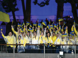 Ukrainas sportistu delegācija Parīzes olimpisko spēļu atklāšanas parādē 26. jūlijā.
Foto — Scanpix