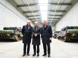 ASV izlūkdienesti ir atmaskojuši Krievijas specdienestu plānu nogalināt vācu ieroču kompānijas Rheinmetall vadītāju Arminu Papergeru. Viņa uzņēmums Ukrainai piegādā artilērijas lādiņus un tankus. Tagad Papergeram nodrošināta papildu apsardze. Attēlā: Papergers (no kreisās) ar Vācijas kancleru Olafu Šolcu un aizsardzības ministru Borisu Pistoriusu pie tankiem Leopard šā gada februārī.
Foto — Scanpix