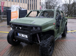 Latvijas militārās industrijas "Expo" militārās preces Ziedot.lv kampaņas pasākumā 2022.gadā. Foto - Paula Čurkste, LETA
