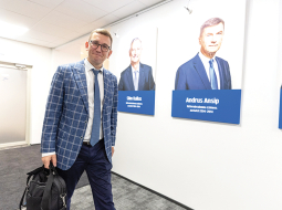 Kristens Mihals Igaunijas Reformu partijas birojā, kur portretu galerijā izvietoti iepriekšējie šo partiju pārstāvošie valdības vadītāji — Sīms Kallass (2022—2003) un Andruss Ansips (2005—2014). Viņiem sekoja Tāvi Reivass (2014—2016) un Kaja Kallasa (2021—2024).
Foto — Scanpix
