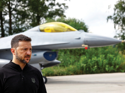 Ukraiņu piloti jau sākuši izmantot rietumvalstu piegādātos iznīcinātājus F-16, Ukrainas Bruņoto spēku dienā 4. augustā apliecināja Ukrainas prezidents Volodimirs Zelenskis. Svinīgās ceremonijas vieta netika izpausta.
Foto — Scanpix