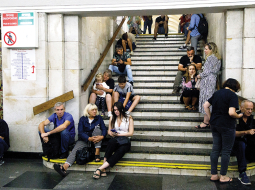 Kijivas metro stacijā Hreščatik gaisa trauksmes laikā 26. augustā.
Foto — Scanpix