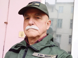 Dzīvās ķēdes dalībnieks Bohdans Pankevičs. Uz viņa teritoriālās aizsardzības spēku formas uzšūta norāde par asins grupu.
Foto no personīgā arhīva