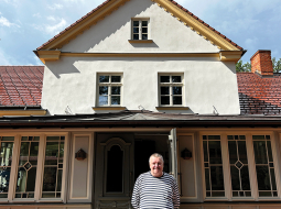 Agita sevi par saimnieci nevēlas saukt, tāpēc mājas priekšā nostādījusi projekta galveno virzītāju Laimoni.
Foto — Evelīna Stiene