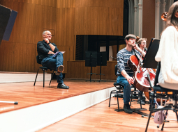 Aktieris Andris Keišs un orķestra mūziķi muzikālā uzveduma Japānas pasaka mēģinājuma laikā.
Foto — LNSO