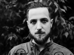 Maksims Krivcovs ar segvārdu Dalī (Максим Далі Кривцов, 1990—2024) ir ukraiņu dzejnieks, kurš šā gada 7. janvārī krita Krievijas karā pret Ukrainu. Viņš piedalījās jau 2014. gada Maidanā, tajā pašā gadā kā brīvprātīgais aizgāja karot, bija ložmetējnieks. Aizrāvās ar fotografēšanu. 2023. gadā iznāca viņa pirmais un vienīgais dzejas krājums Dzejoļi no šaujamlūkas (Вірші з бійниці). Kopā ar viņu bojā gāja viņa rudais kaķis