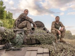 Ukraiņu tankisti pie robežas ar Krieviju Sumu apgabalā.
Foto — Scanpix