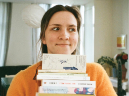 Doma, ka ar lasīšanu viņa palīdz dzīvniekiem, motivē pēc iespējas ātrāk pabeigt grāmatu, taču Alise lasa apzināti — ja vajag, kādu rindkopu pārlasa. «Kad pabeidzu pirmo grāmatu, biju tik lepna, ka aizgāju uz grāmatnīcu un nopirku trīs jaunas.»
Foto — Ilze Vītola