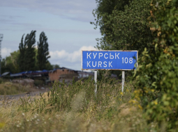 Uzraksts Ukrainas Sumu apgabalā, kas rāda, cik kilometru līdz Kurskai Krievijā. 13.augusts 2024.gads. Foto - AP/Scanpix/LETA