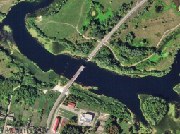 No satelīta uzņemtā attēlā redzams Kurskas apgabalā sagrautais tilts pār Seimas upi