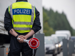 16.septembris.  Policists aptur auto pārbaudei netālu no Trīres. Foto - Harald Tittel/DPA/AFP