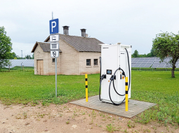 Tikai pašas Zemkopības ministrijas iestādēm izveidotā elektroauto uzlādes tīkla stacijas Ludzā un Jelgavā.
Foto — Valsts kontrole
