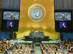 Ukrainas prezidents Volodimirs Zelenskis pirmdien ieradās ASV, kur tikās ar valsts vadītājiem un piedalījās ANO Ģenerālajā asamblejā. Viņš kongresmeņus iepazīstināja ar Ukrainas uzvaras plānu karā pret Krieviju un teica, ka kara beigas Ukrainā ir tuvāk, nekā daudzi uzskata.
Foto — Scanpix