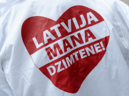 2014.gadā Rātslaukumā notika toreizējā Rīgas mēra Nila Ušakova (S) un sabiedriskās organizācijas "Latvija - mana dzimtene" rīkota zibakcija. Foto - Ieva Lūka, LETA