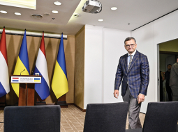 Bijušais Ukrainas ārlietu ministrs Dmitro Kuleba 3. septembrī ierodas uz kopēju preses konferenci Zaporižjā ar vizītē atbraukušo Nīderlandes premjerministru. Nākamajā dienā ārlietu ministrs demisionēja
