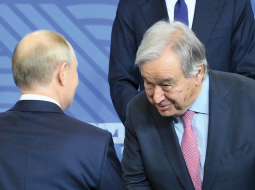 Asu kritiku saņēmis ANO ģenerālsekretārs Antoniu Gutērrešs, kas pagājušajā nedēļā ieradās Krievijā uz BRICS valstu samitu un tikās ar diktatoru Vladimiru Putinu. «Gutērrešam ir jāatzīst, ka viņš ir kļūdījies, pieņemot lēmumu neapmeklēt Ukrainas miera samitu Šveicē, bet tagad doties pie kara noziedznieka Putina. Gutērrešs vairs netiek uzskatīts par godīgu starpnieku, un, ja viņš nolemtu atkāpties, mēs noteikti nebūtu tie, kas censtos viņu atrunāt,» teica Lietuvas ārlietu ministrs Gabrieļus Landsberģis.
Foto — Scanpix