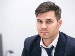 Kad parādījās informācija par nozagtajiem miljoniem, žurnālisti un tiesībsargājošo iestāžu darbinieki steidzās atrast Šarūnu Stepukoni, taču neveiksmīgi. Klīda baumas, ka vīrietis devies uz Ukrainu cīnīties pret Krievijas okupantiem kaut kur Donbasā