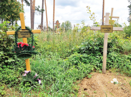 Augšdaugavas novadā Vecajos Silenes kapos šogad apglabāti divi vīrieši, kuru identitāte nav noskaidrota.
Foto — Anna Griķe