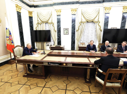 Kremlis iesniedzis parlamentam nākamā gada budžeta plānu, kurā aizsardzības izdevumi palielināti par 30% — līdz 13,5 triljoniem rubļu (130 miljardiem eiro). Tā ir rekordliela summa, pat salīdzinot ar PSRS armijas budžetu Aukstā kara gados.
Foto — Scanpix