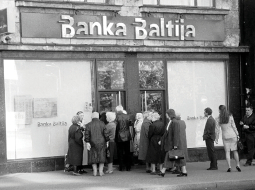 Naudu zaudējušie noguldītāji pie vienas no Bankas Baltija filiālēm Rīgā 1995. gada jūnijā.
Foto — Aigars Jansons