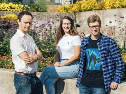 Astronomi Juris Kalvāns (no kreisās), Aija Kalniņa un Kristaps Veitners, apvienojot zināšanas ķīmijā un fizikā, radījuši datormodeli, kas palīdz izprast planētu rašanos.
Foto — Kristaps Anškens