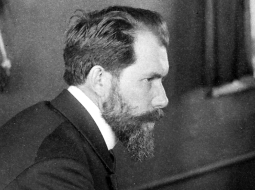Atis Ķeniņš (28.07.1874.—9.03.1961.) dzīves spēku un ideju plaukumā. Rīga, 1908. gads.
Foto — Jānis Rieksts, Latvijas Nacionālā arhīva krājums