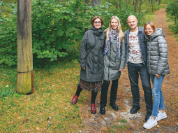 Bernāti pirms diviem gadiem ieguvuši viedā ciema nosaukumu. Aktīvie
iedzīvotāji — Anna Šēfere (no kreisās), Diāna Ansule, Raivis un Inga Plāciņi — atzīst, ka šis tituls palīdz piesaistīt tūristus. Tomēr priecājas arī par iespēju rudenī baudīt piekrastes ciema mieru.
Foto — Edgars Pohevičs