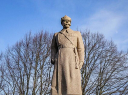 Piemineklis Jānim Fabriciusam Ventspilī. Foto - Oskars Jūra/Ventspils Tūrisma informācijas centra arhīvs