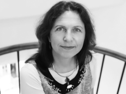 Kristīne Ilziņa (Sadovska) literatūrā debitēja ar dzejoļu krājumu Jukusi saulespuķe (1996), par ko saņēma Klāva Elsberga prēmiju. Vēlāk tapa vairākas grāmatas bērniem. Stāstu krājums Es neliecināšu pret jums (2022) nominēts Latvijas Literatūras gada balvai un Baltijas Asamblejas balvai, saņēmis Egona Līva piemiņas balvas Krasta ļaudis speciālbalvu