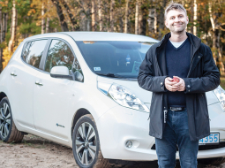 Lai gan mēdz gadīties piedzīvojumi, Pēteris Jurčenko elektroauto iegādi nenožēlo. Ietaupījums ģimenes budžetā ir jūtams.
Foto — Ieva Salmane