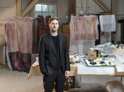 Sandis Voldiņš Latvijas Nacionālās operas un baleta dekorāciju telpā.
Foto — Reinis Hofmanis