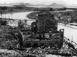 Skats uz atombumbas izpostīto Hirosimu 1945. gada septembrī.
Foto — Scanpix