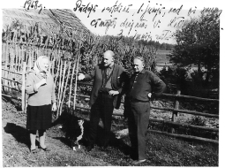 Pie Stepona Seiļa Kļovu mājās ciemojas rakstnieks Viktors Līvzemnieks (vidū). 1968. gada 1. jūnijs.
Foto no Guntara Seiļa personīgā arhīva