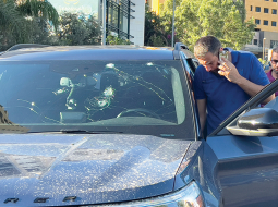 Libāniešu policijas izmeklētājs Beirūtā pie kāda auto, kurā eksplodēja peidžeris.
Foto — Scanpix